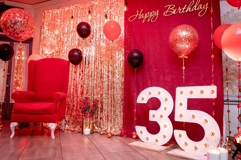 Фотозона в золотом и красном цвете на юбилей 35 лет